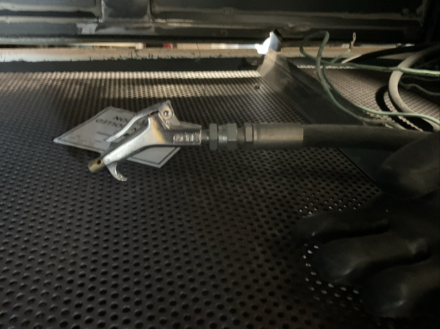 ABRASIVE BLAST SYSTEMS CABINET MACHINE 370501 - PREOWNED