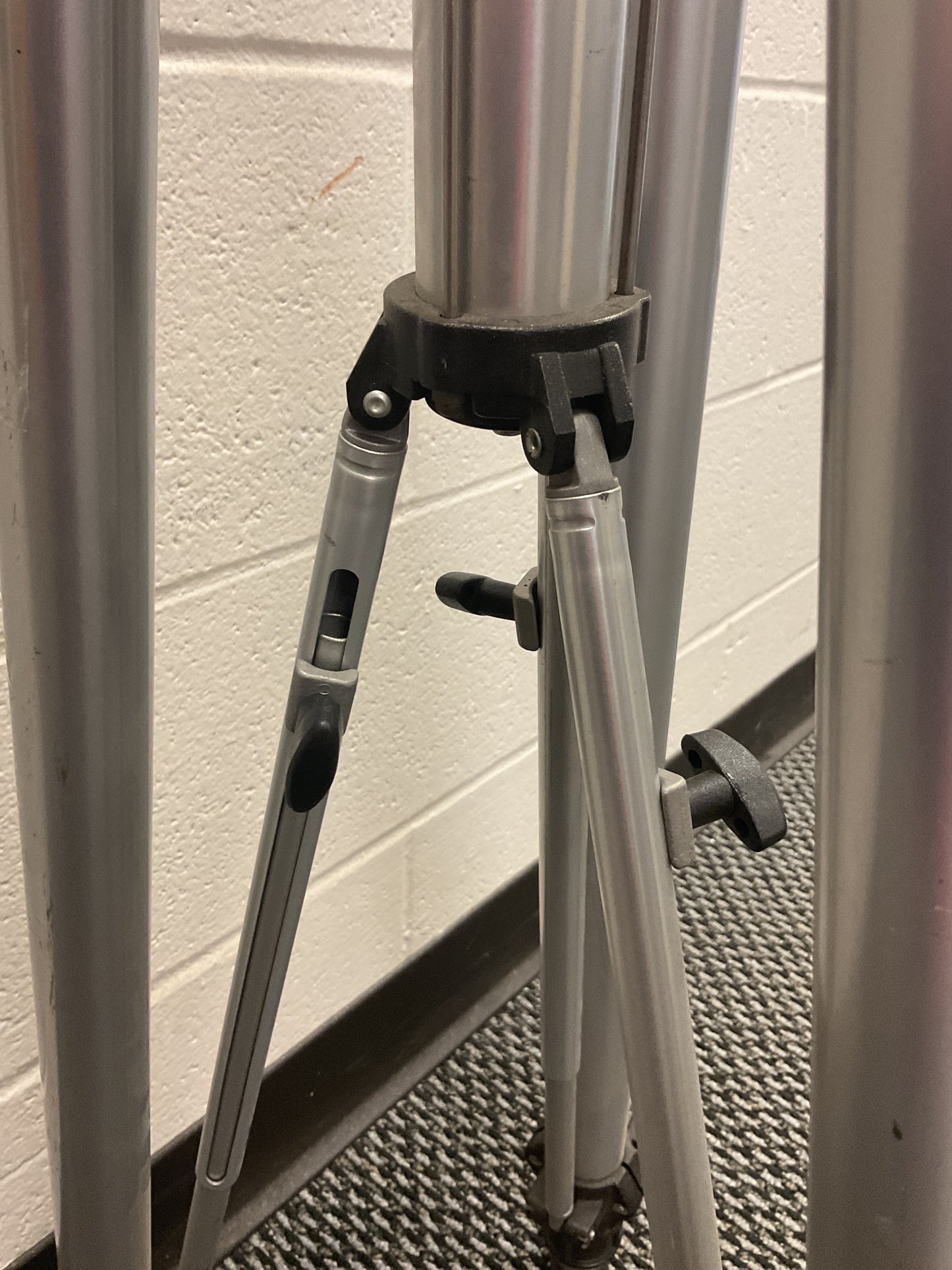 BOGAN SURVEYOR SURVEY TRIPOD 3068 44”-72” -PREOWNED