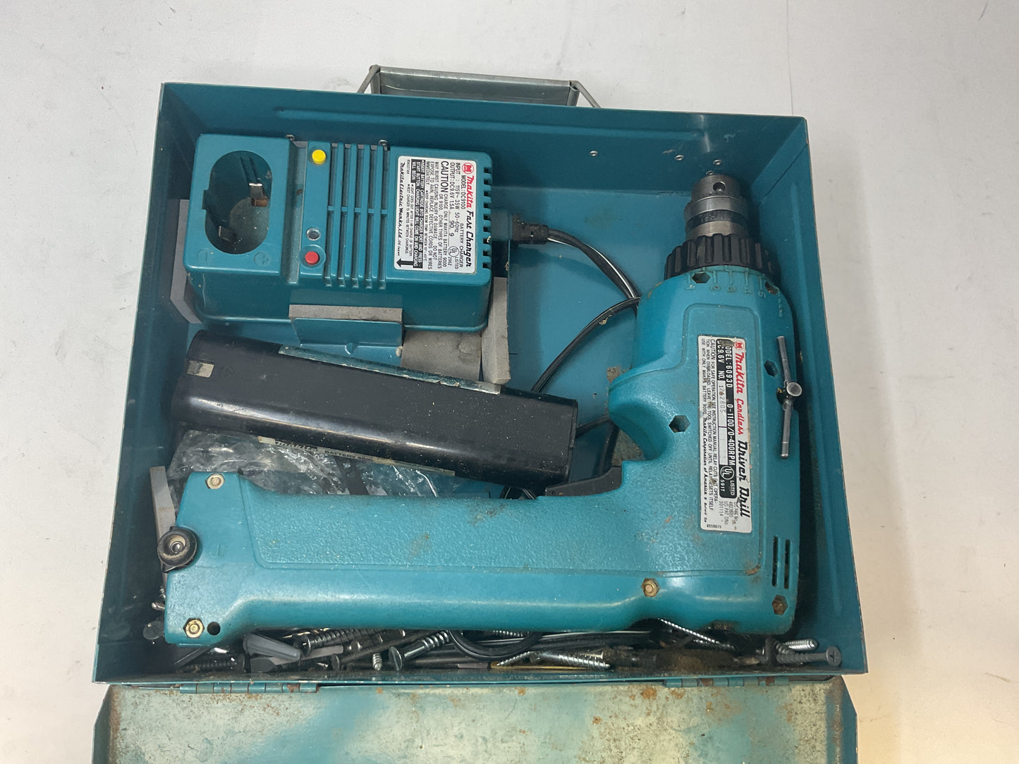 VINTAGE MAKITA CORDLESS DRILL 6093D IN METAL CASE W/ BATTERIES AND CHARGER - PREOWNED