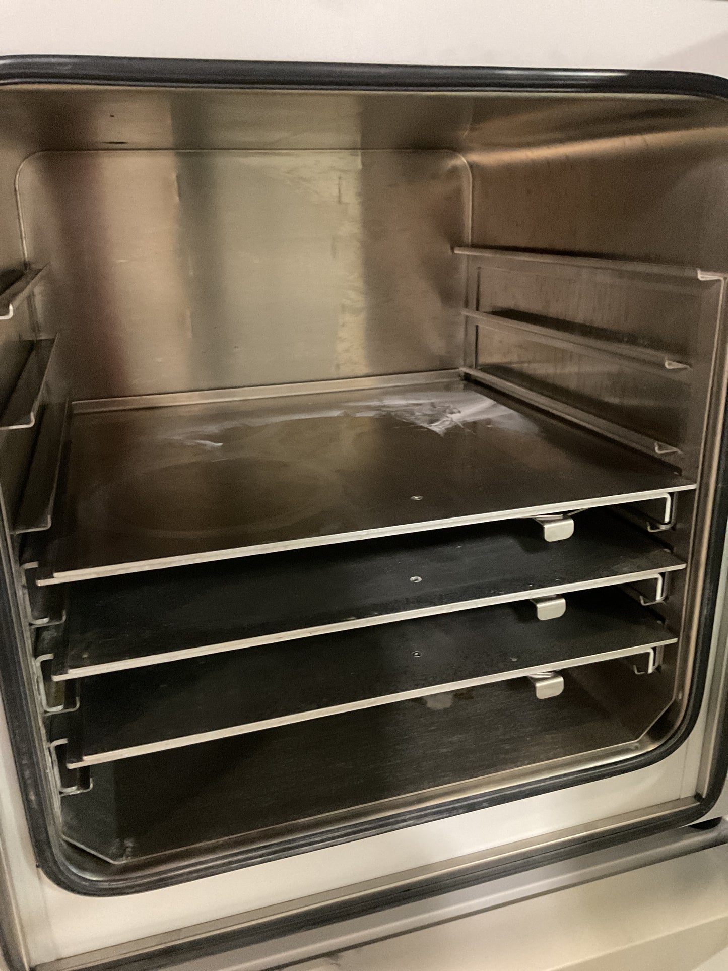 BINDER VACUUM OVEN VDL-115 -PREOWNED DAMAGED
