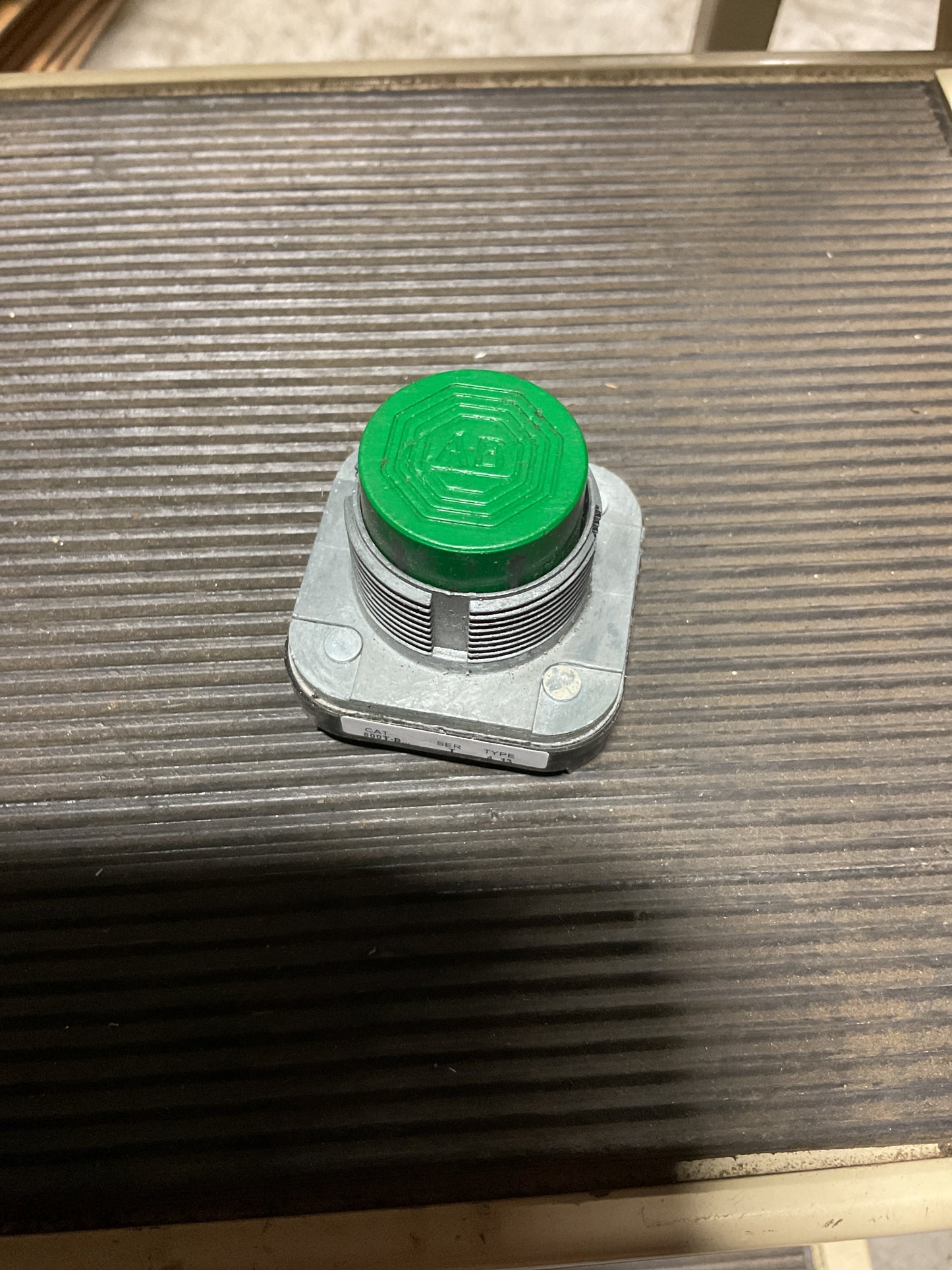 AB ALLEN BRADLEY 800T-B GREEN PUSH BUTTON -NOS