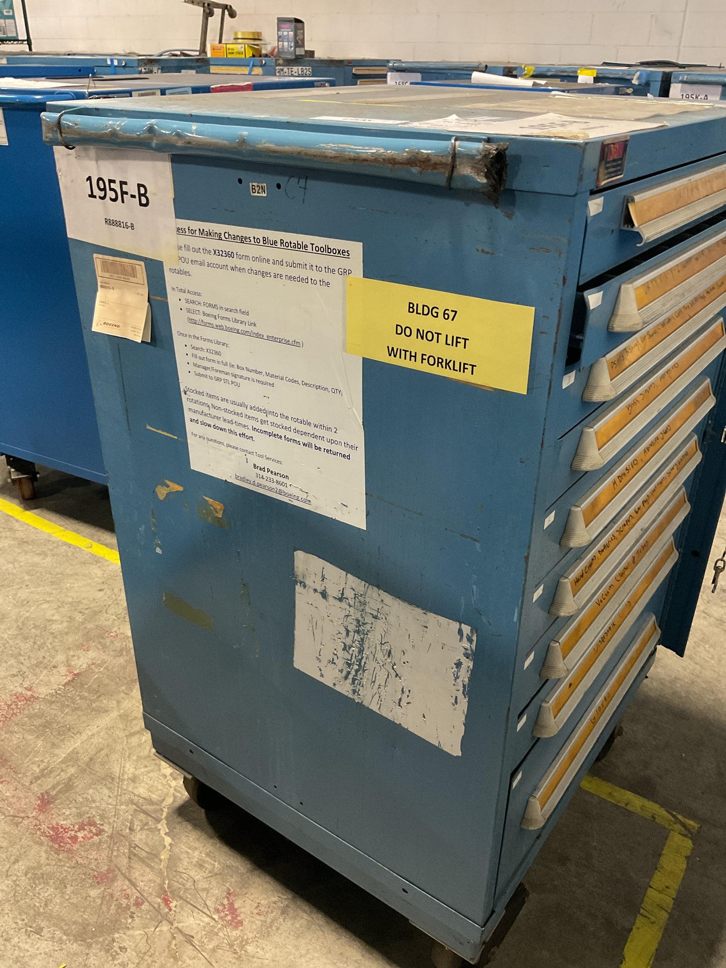 LYON WHEELED STORAGE CABINET TOOL BOX 9-DRAWER 30 X 28 X 52 STEEL BLUE USED 19