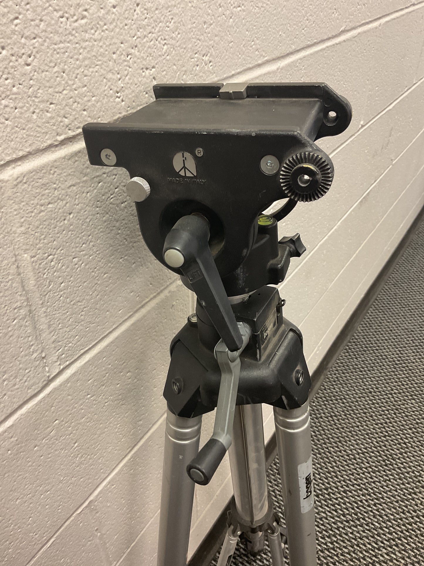 BOGAN SURVEYOR SURVEY TRIPOD 3068 44”-72” -PREOWNED