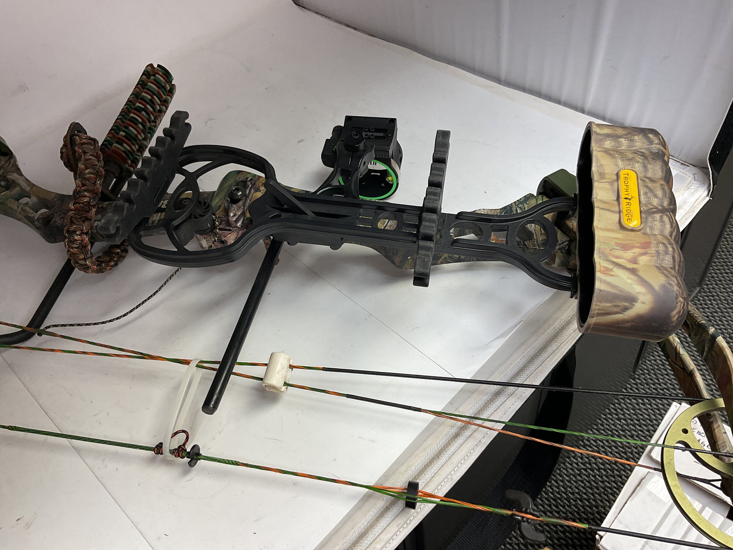 BEAR REALTREE HUNTING BOW W/FULL SETUP - NEW
