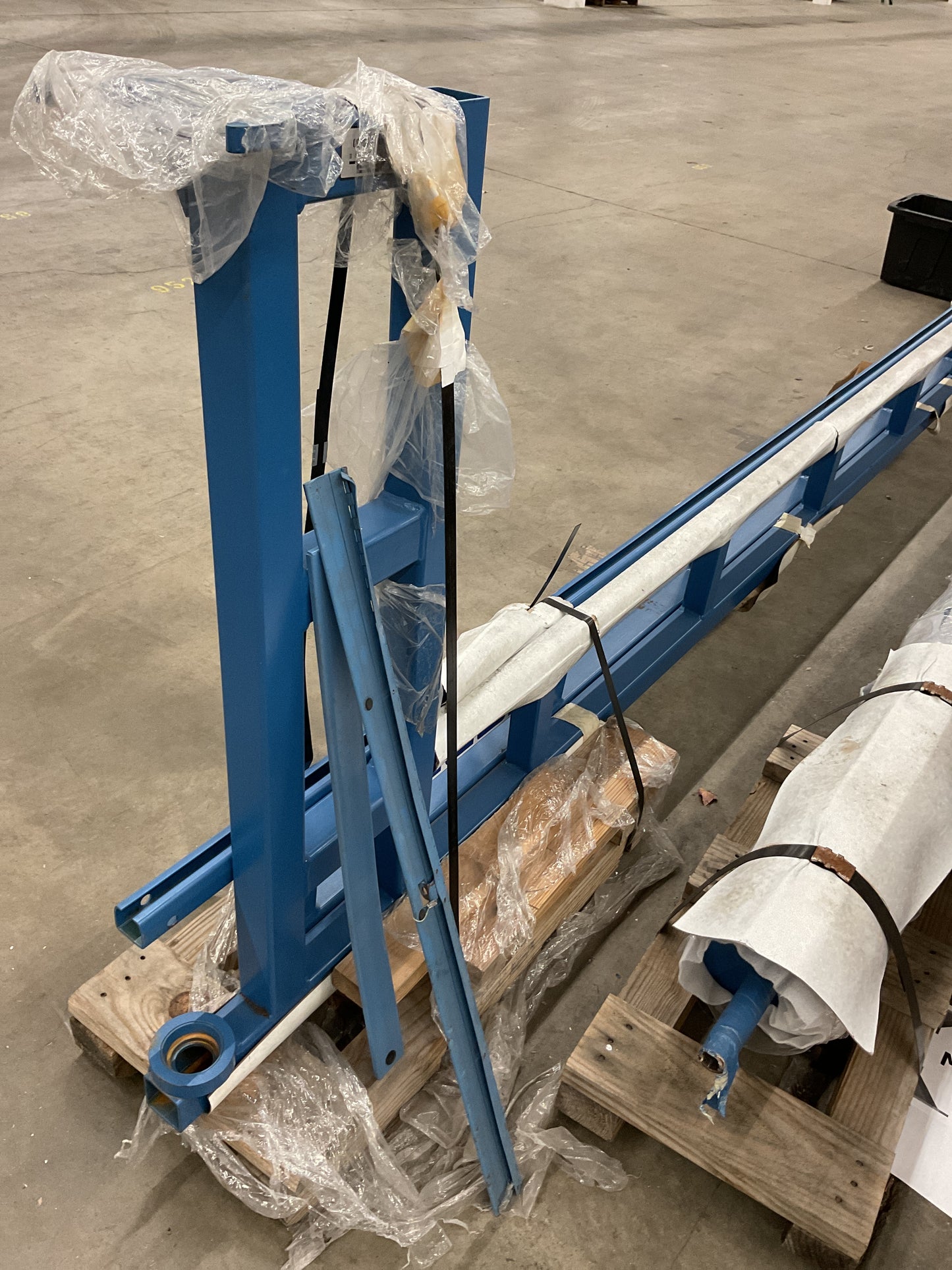 GORBEL LIFT ENCLOSED TRACK JIB CRANE UPRIGHT AND CROSSBEAMS 16’ - FOR PARTS