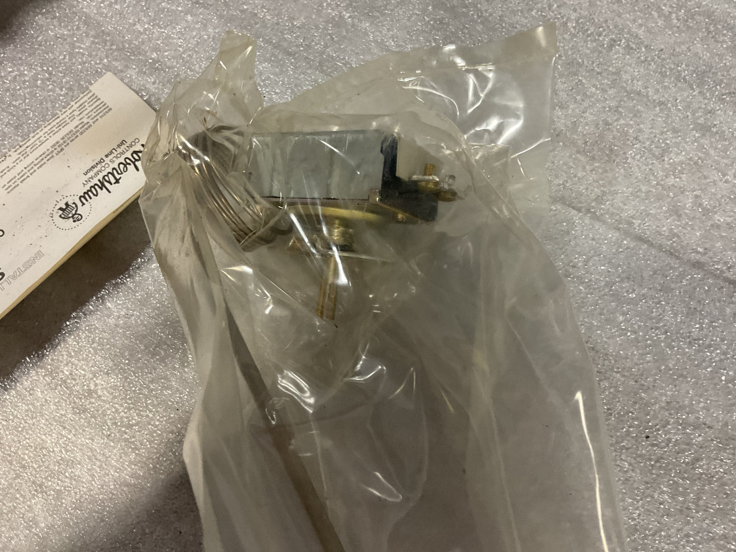 ROBERTSHAW COMM ELECTRIC THERMOSTAT 5210-124 - NEW