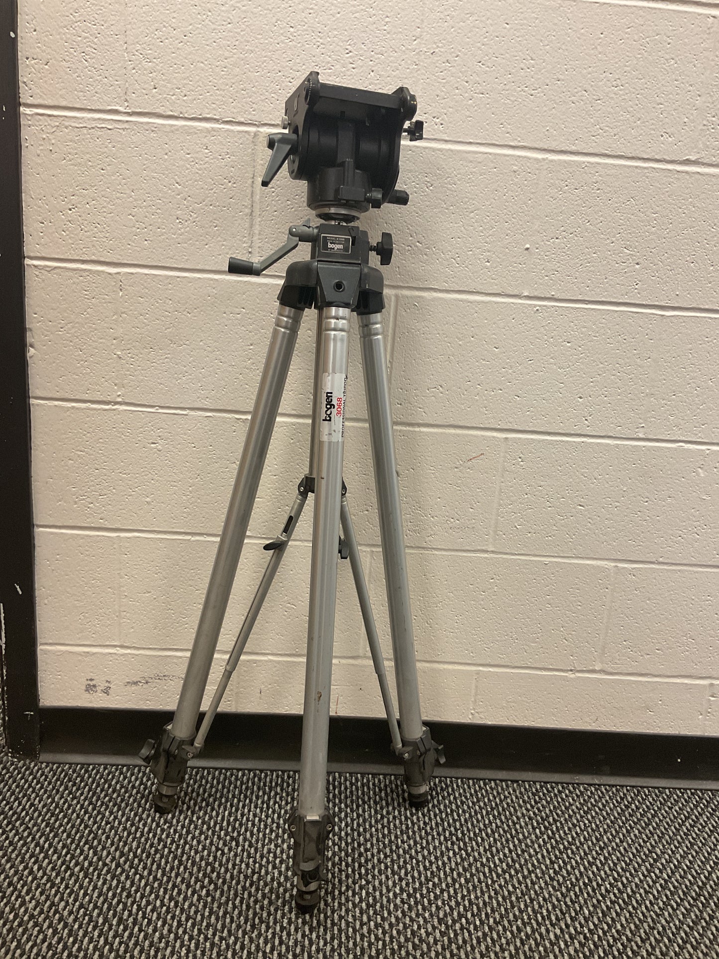 BOGAN SURVEYOR SURVEY TRIPOD 3068 44”-72” -PREOWNED