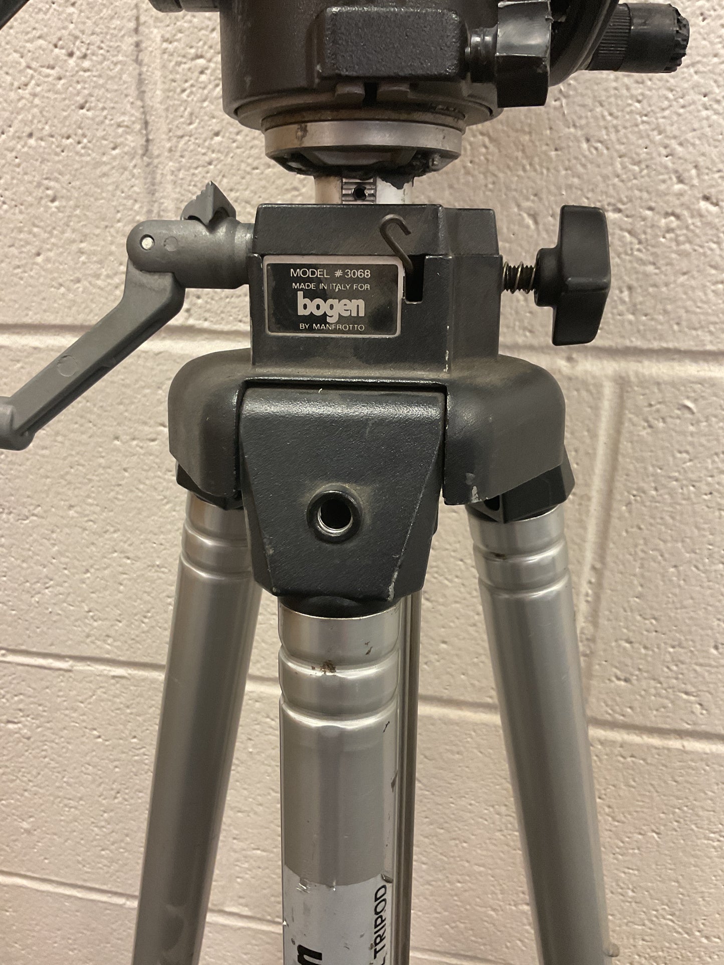 BOGAN SURVEYOR SURVEY TRIPOD 3068 44”-72” -PREOWNED