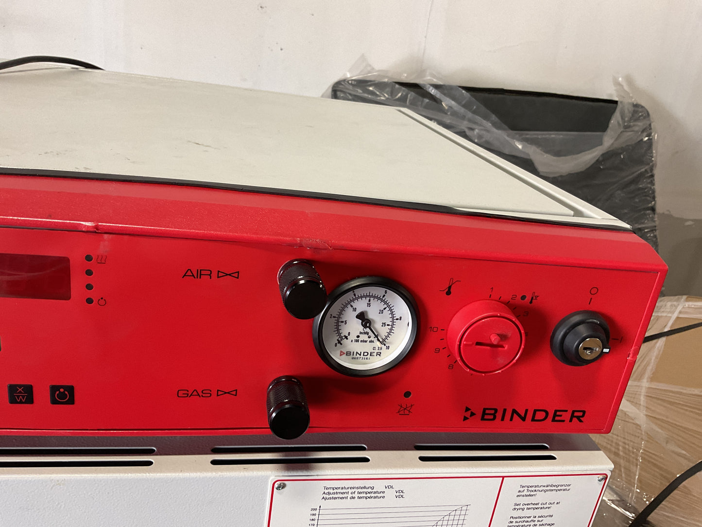 BINDER VACUUM OVEN VDL-115 -PREOWNED DAMAGED