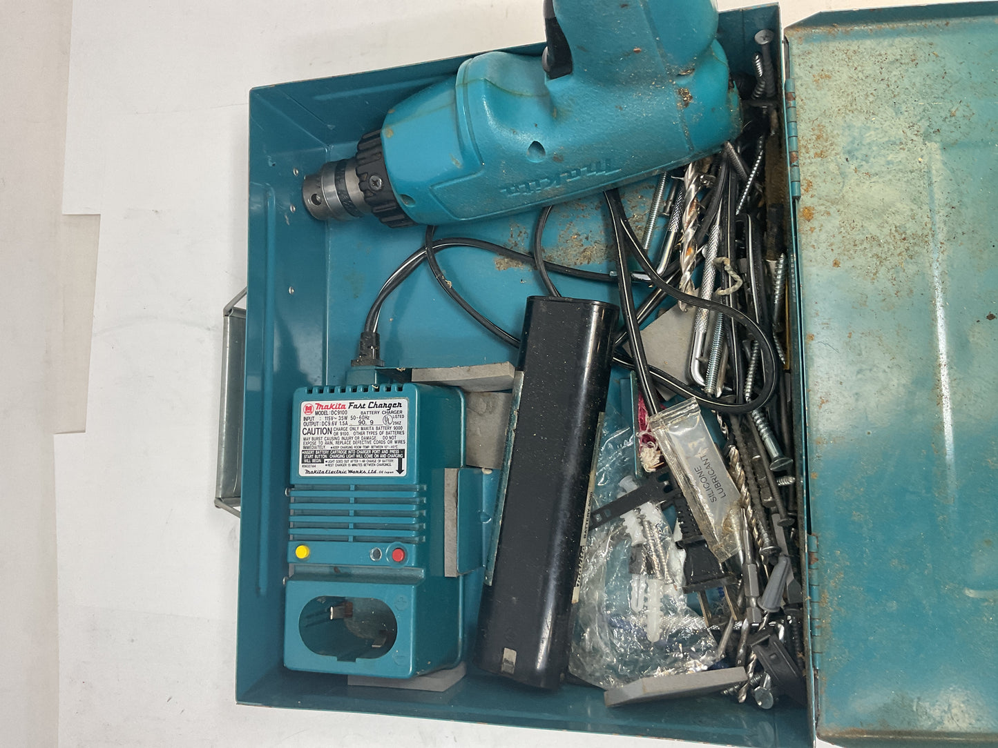 VINTAGE MAKITA CORDLESS DRILL 6093D IN METAL CASE W/ BATTERIES AND CHARGER - PREOWNED