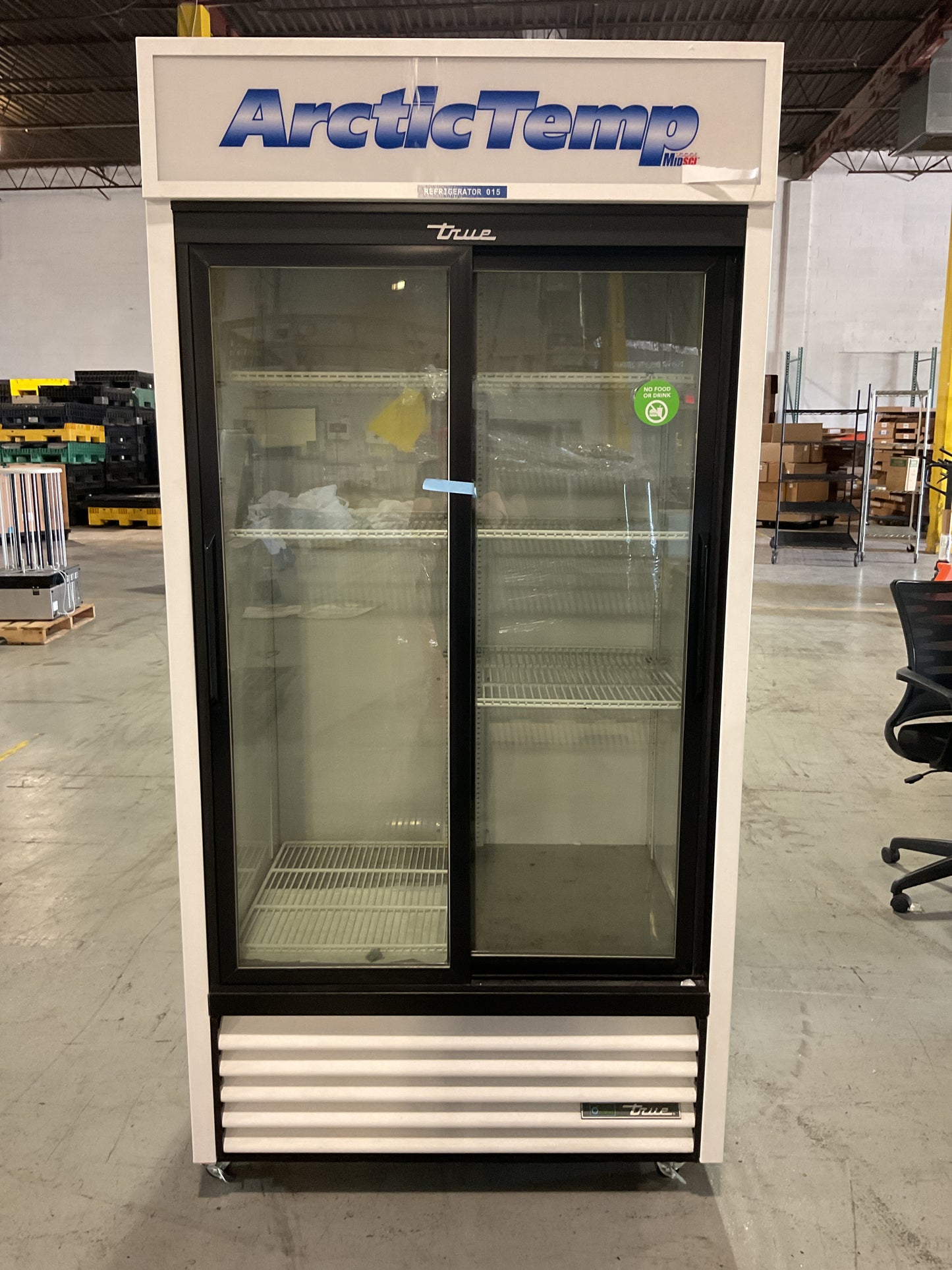 TRUE ARCTICTEMP CHEMICAL REFRIGERATOR GDM-33-HC-LD-WHT - PREOWNED