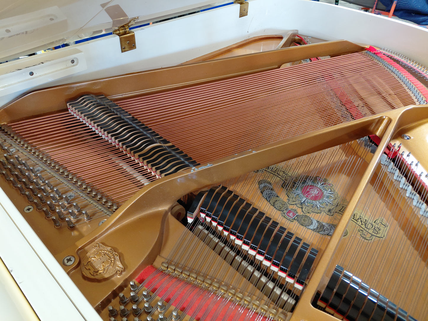 SAMICK BABY GRAND PIANO SG-155 CREAM/GOLD - PREOWNED