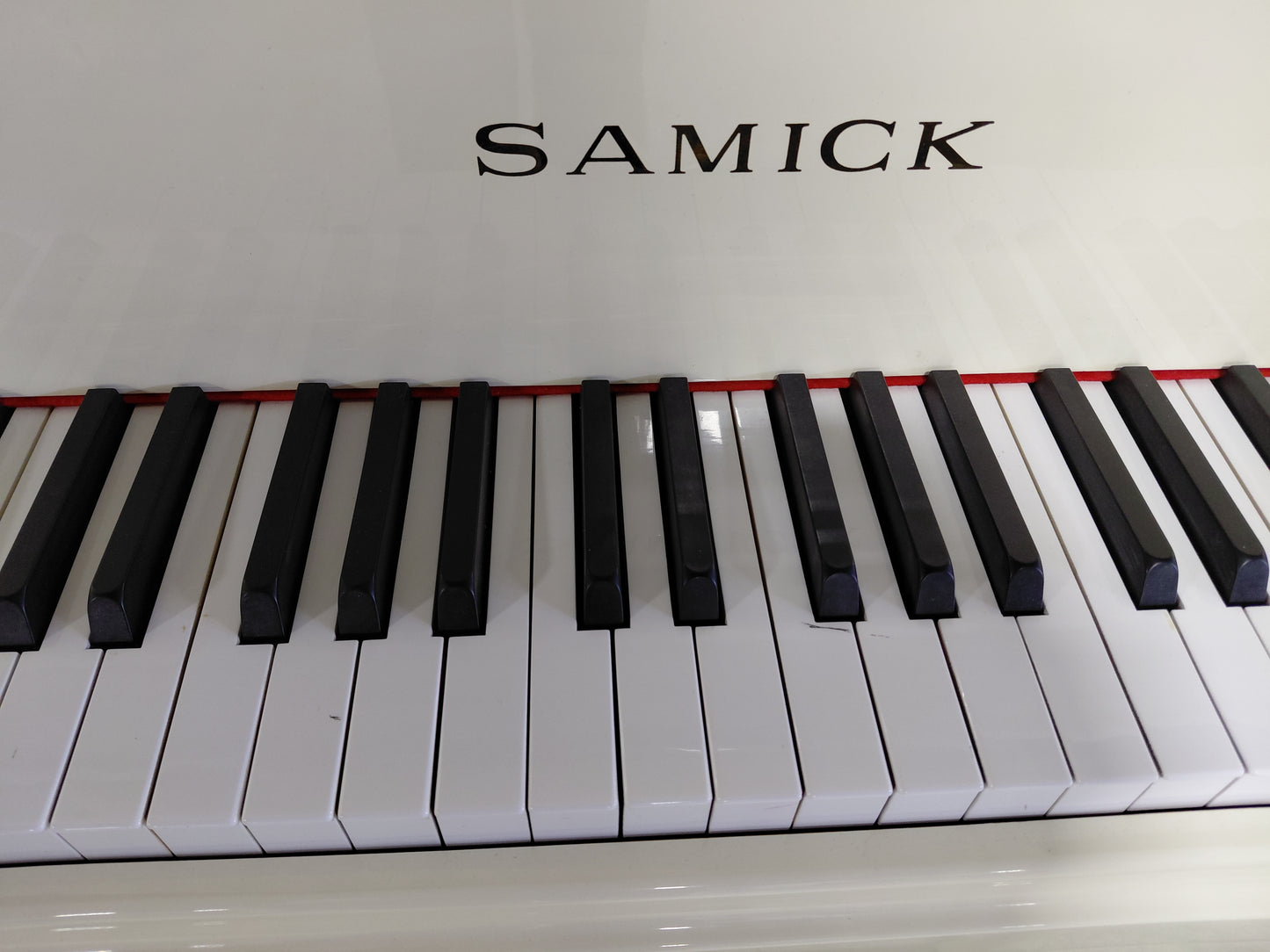 SAMICK BABY GRAND PIANO SG-155 CREAM/GOLD - PREOWNED