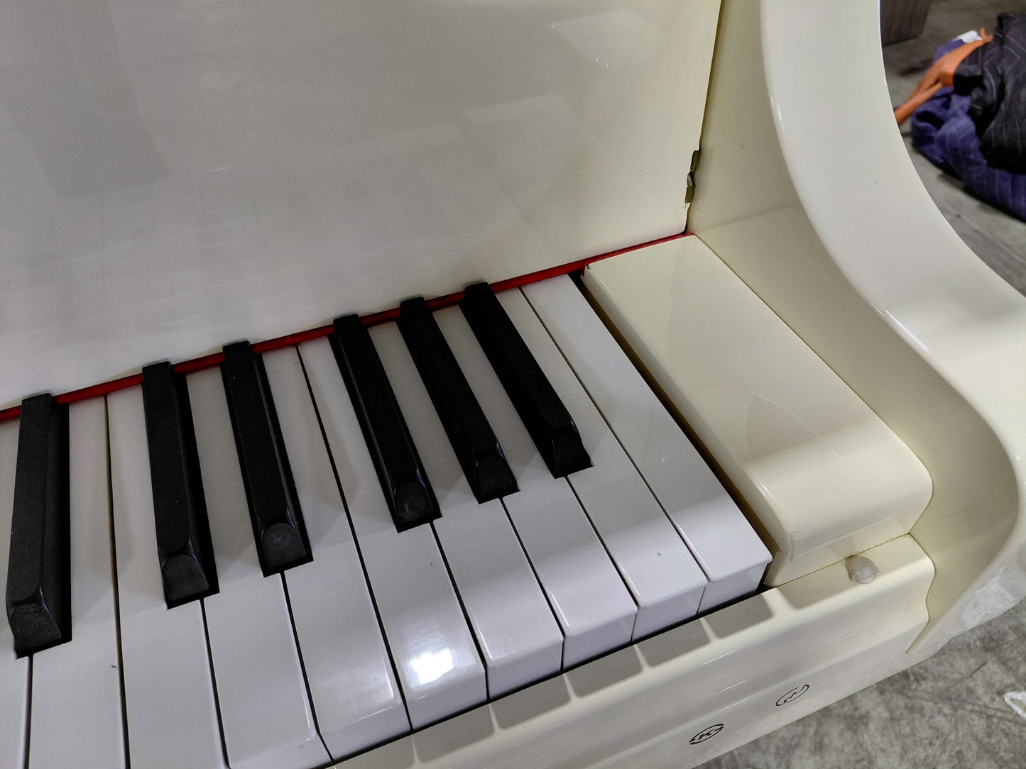 SAMICK BABY GRAND PIANO SG-155 CREAM/GOLD - PREOWNED