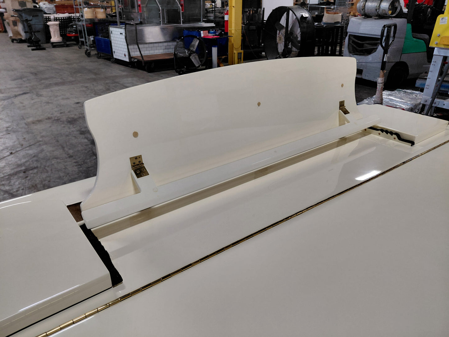 SAMICK BABY GRAND PIANO SG-155 CREAM/GOLD - PREOWNED