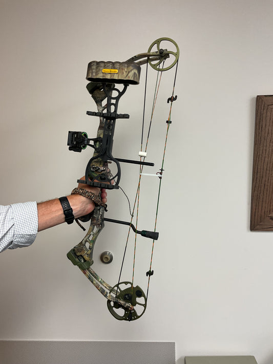 BEAR REALTREE HUNTING BOW W/FULL SETUP - NEW