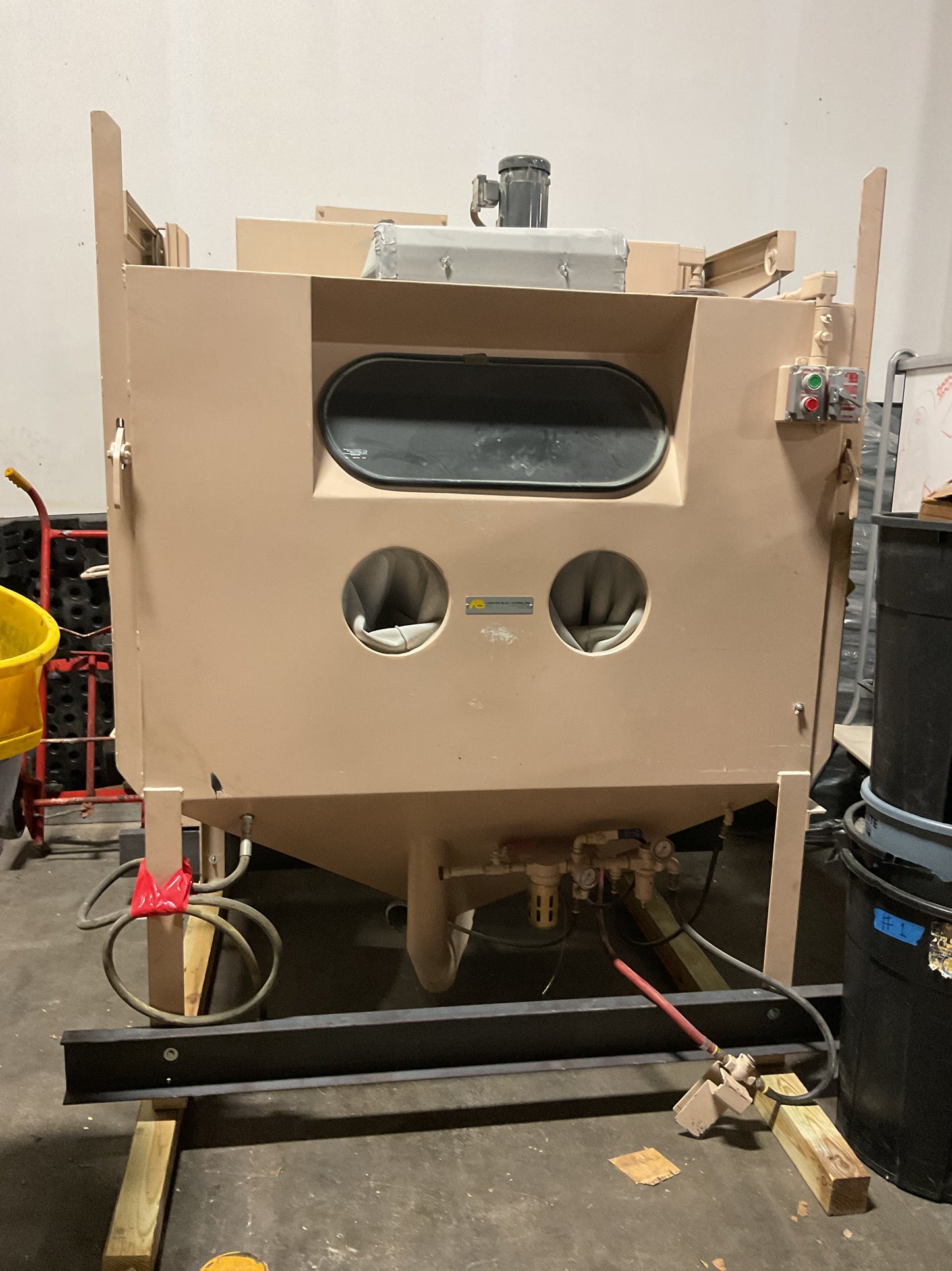 ABRASIVE BLAST SYSTEMS CABINET MACHINE 370501 - PREOWNED