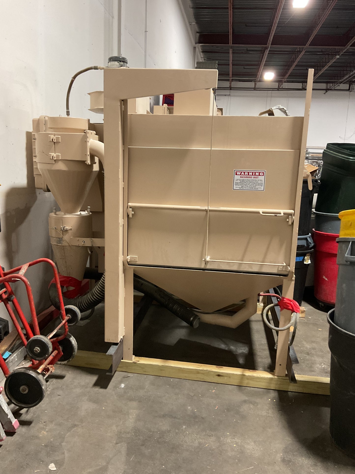 ABRASIVE BLAST SYSTEMS CABINET MACHINE 370501 - PREOWNED