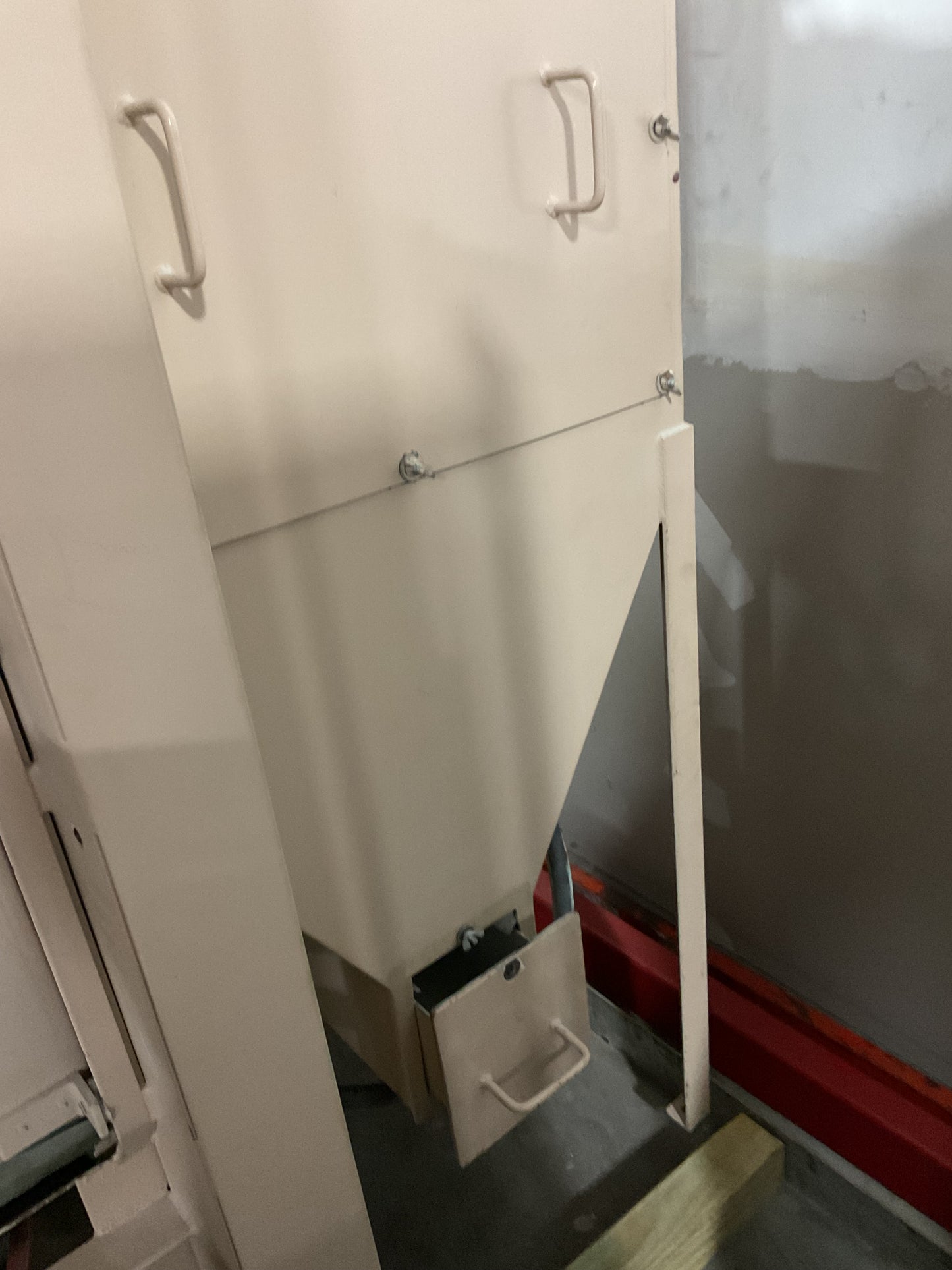 ABRASIVE BLAST SYSTEMS CABINET MACHINE 370501 - PREOWNED