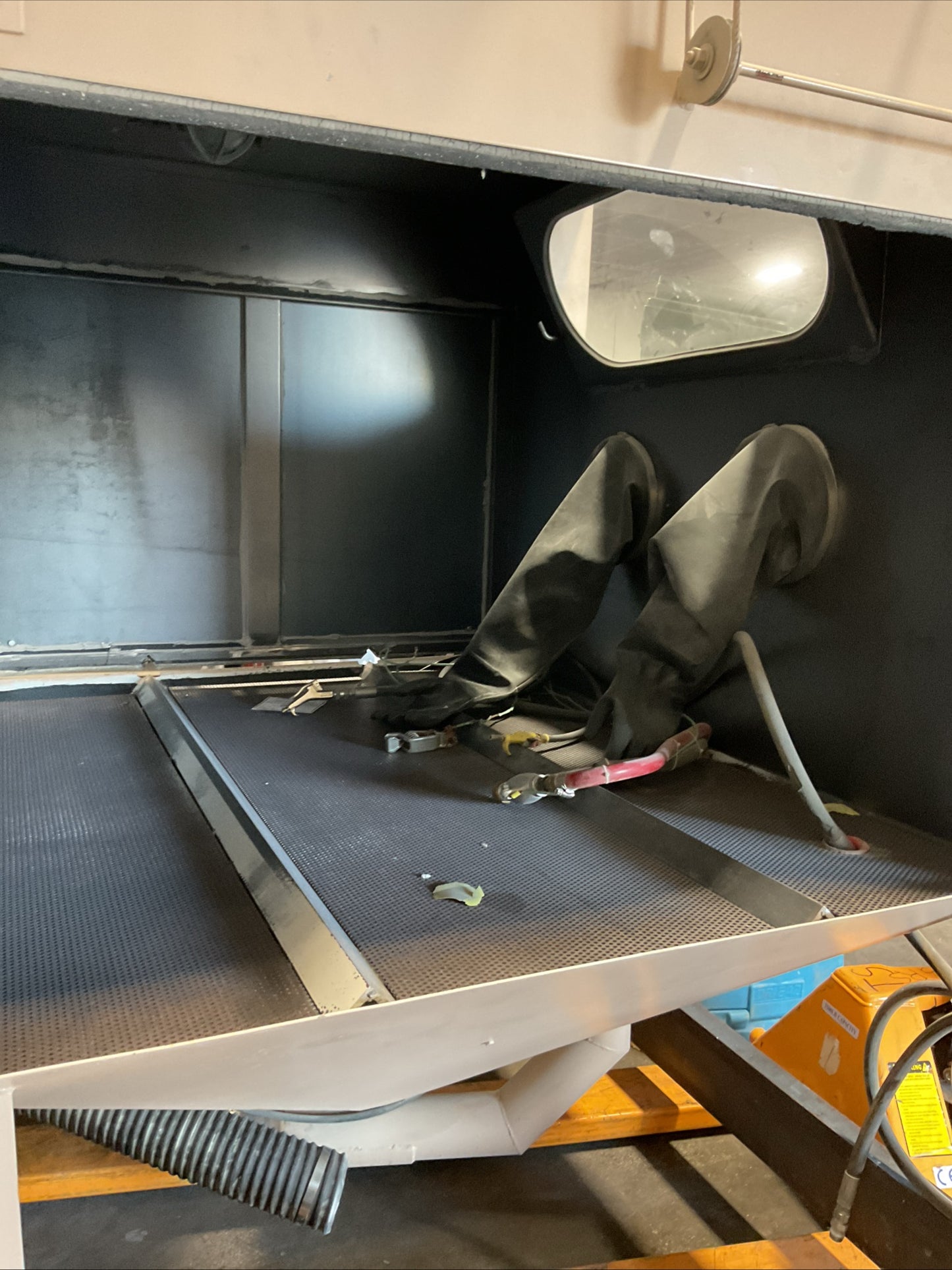 ABRASIVE BLAST SYSTEMS CABINET MACHINE 370501 - PREOWNED