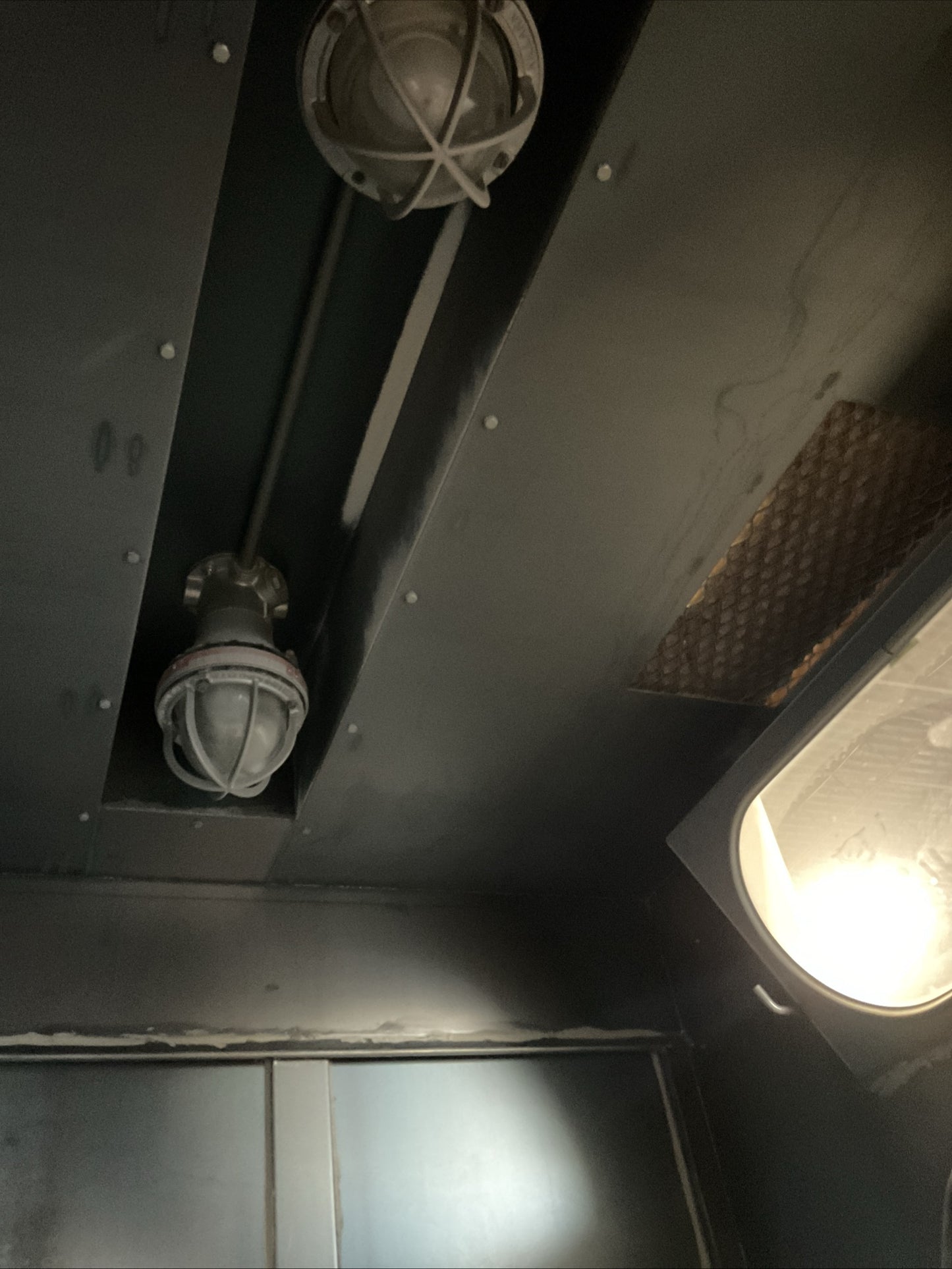 ABRASIVE BLAST SYSTEMS CABINET MACHINE 370501 - PREOWNED