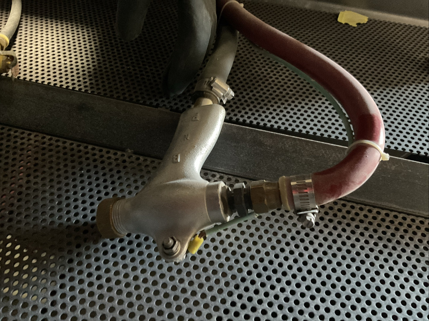 ABRASIVE BLAST SYSTEMS CABINET MACHINE 370501 - PREOWNED