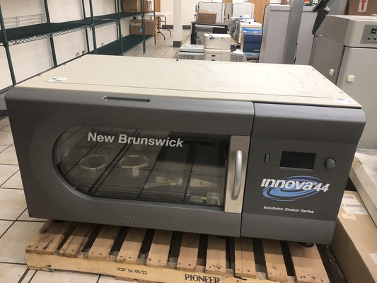 NEW BRUNSWICK INNOVA44R INCUBATOR SHAKER SERIES M1282-0014 - NEW