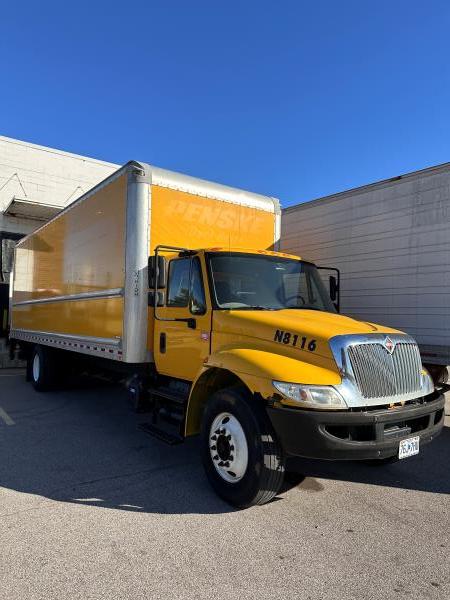 2016 International 4300, 26' Box Truck with Lift Gate, Model 4300 SBA 4X2 - preowned