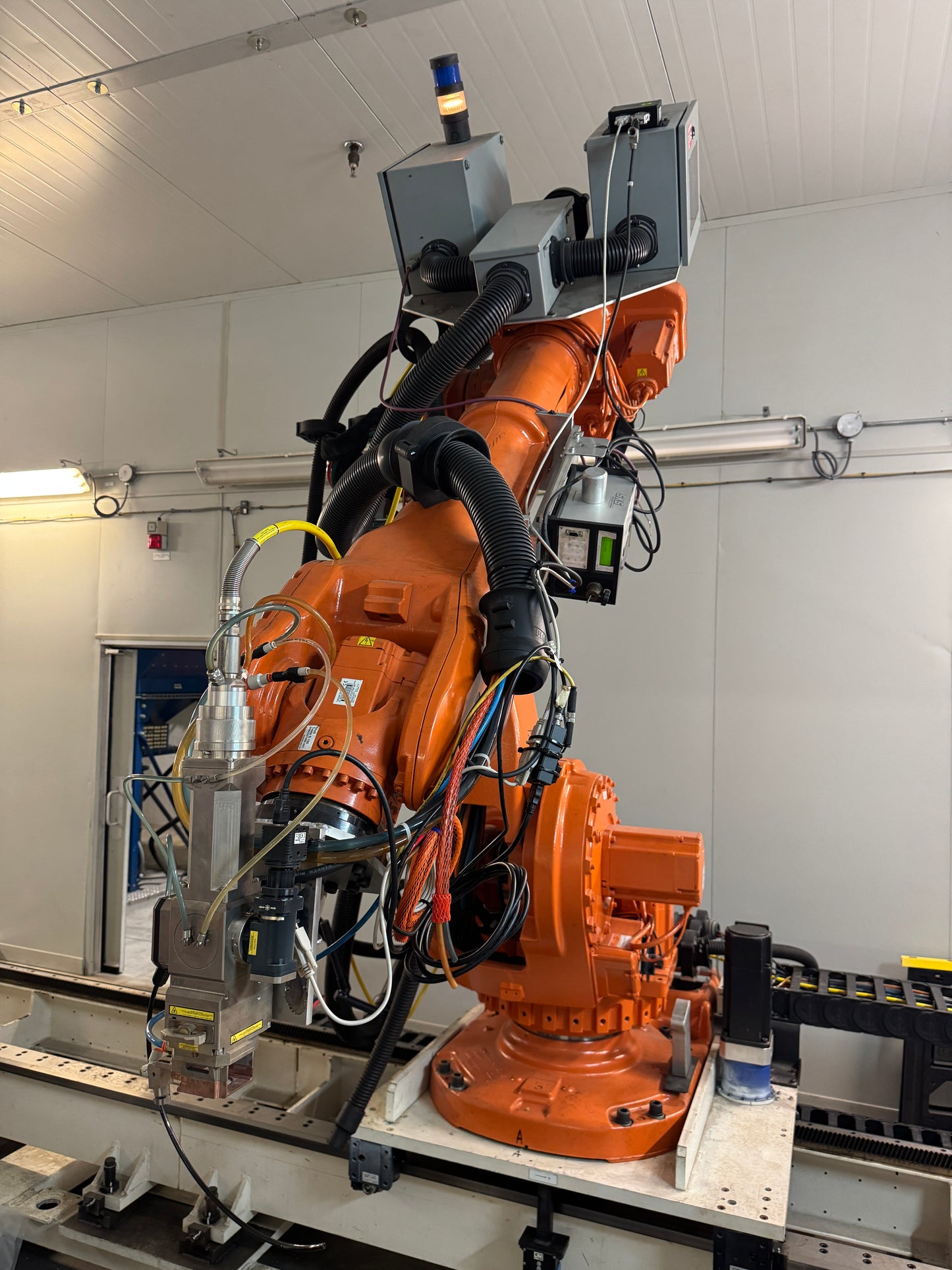 ABB LASER WELDING ROBOT SYSTEM IRB-6600-M-2004 + IPG LASER YLS-15000 -