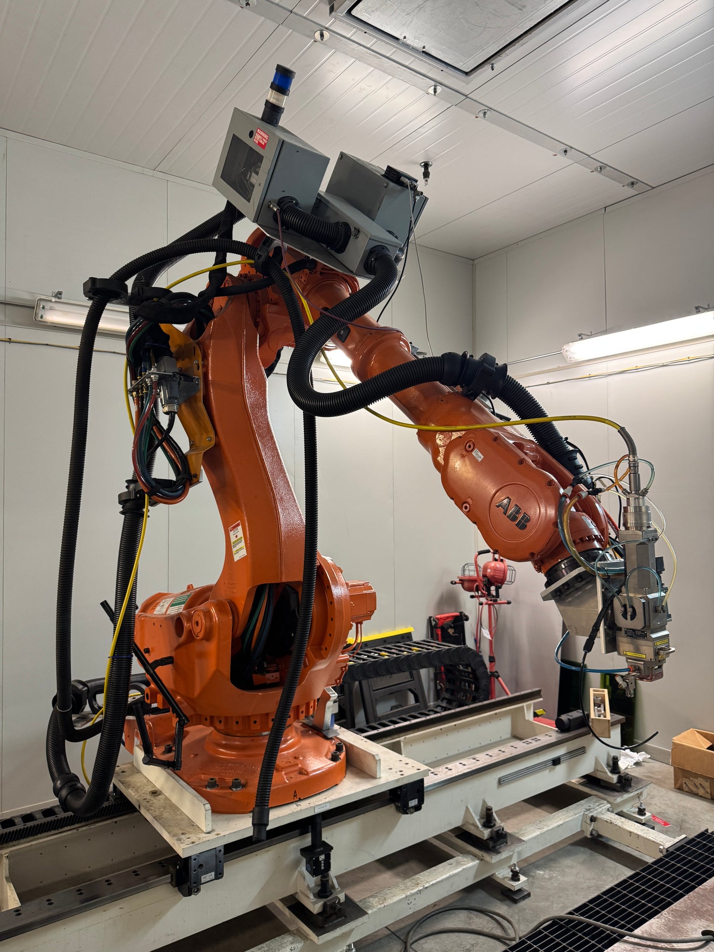 ABB LASER WELDING ROBOT SYSTEM IRB-6600-M-2004 + IPG LASER YLS-15000 -