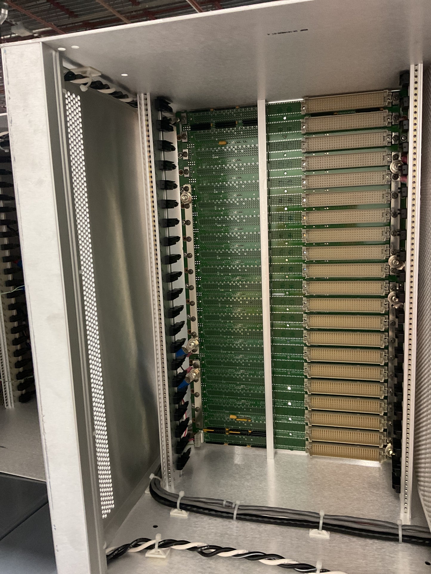 DAWN VME PRODUCTS CHASSIS RACK + CNC MOTHERBOARD CIRCUIT BOARD 11-1010638-NA41 -PREOWNED