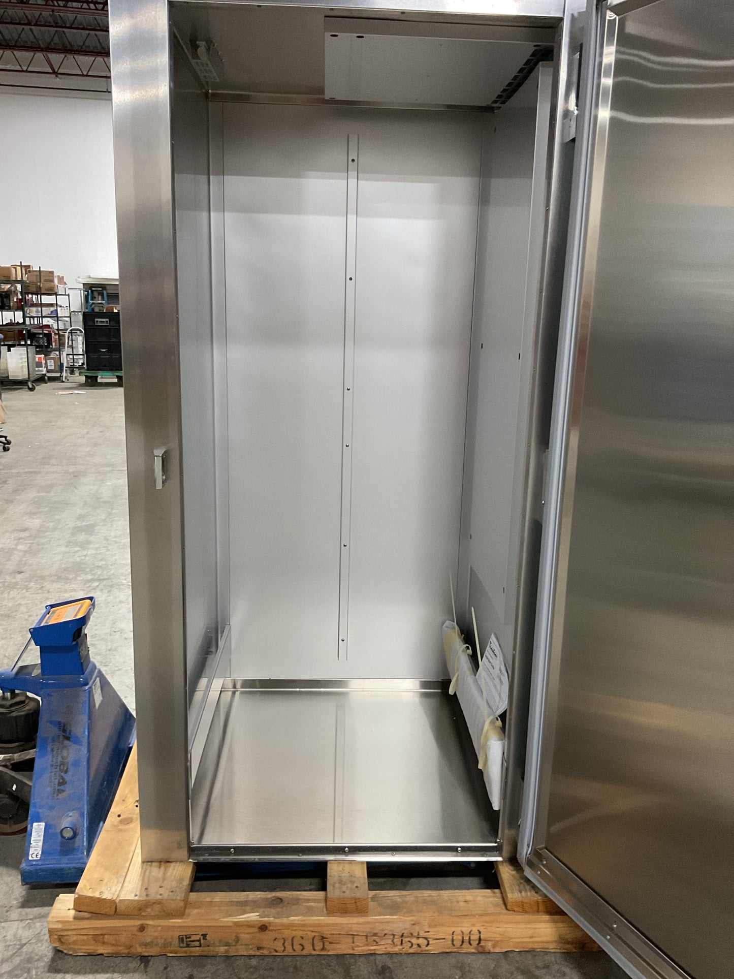 TRAULSEN COMMERCIAL ROLL-IN REFRIGERATOR ARI132LUT-FHS 12V - NEW