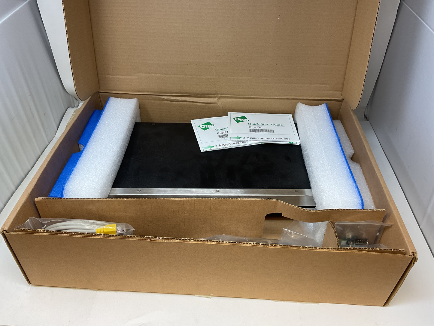 DIGI CM16 16-PORT URACK MOUNTABLE CONSOLE SERVER 70001910 -NEW