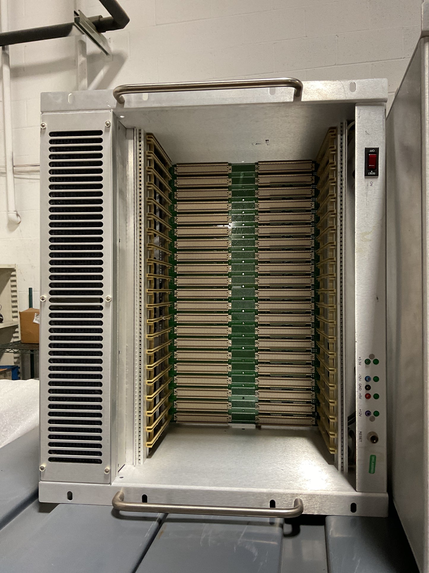 DAWN VME PRODUCTS CHASSIS RACK + CNC MOTHERBOARD CIRCUIT BOARD 11-1010638-NA41 -PREOWNED