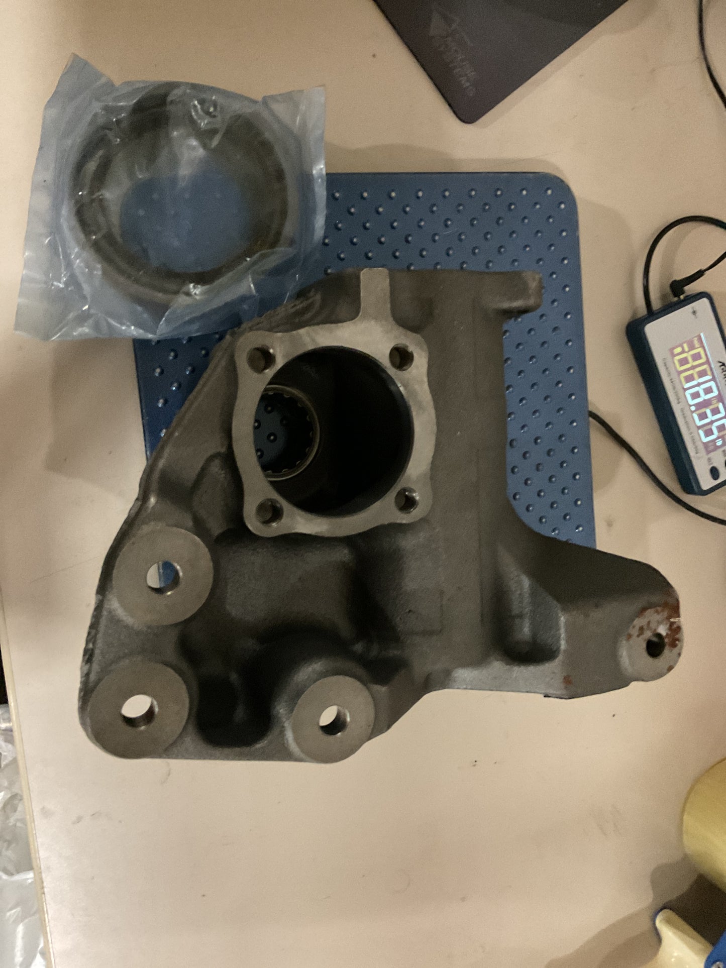 MACK ISUZU BOX ASM STRG UNIT GEAR BOX HOUSING 98036325 - NOS