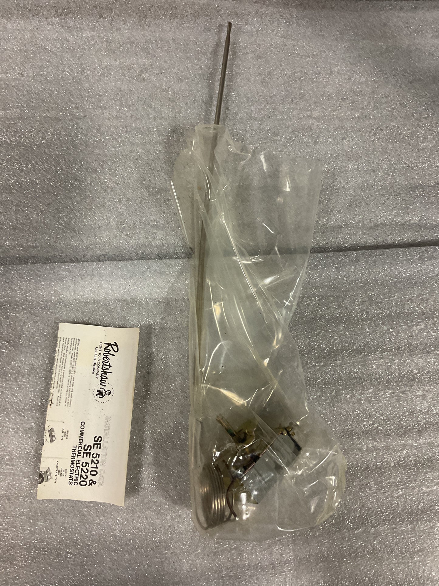 ROBERTSHAW COMM ELECTRIC THERMOSTAT 5210-124 - NEW